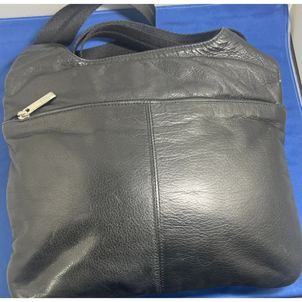 TUMI 6923D Bryce Black Leather Messenger Bag Crossbody Shoulder Flap Pouch